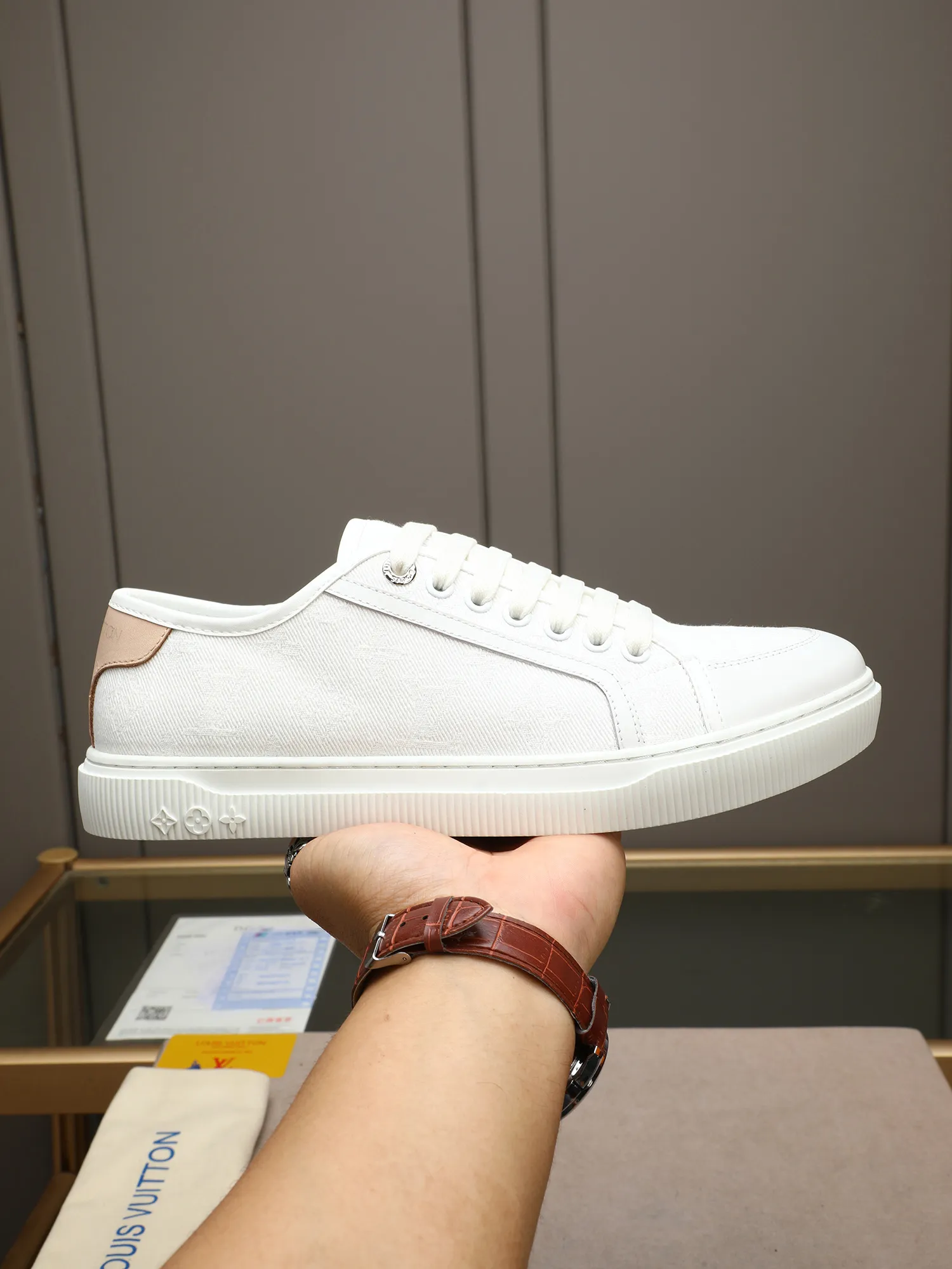Men's Men's Shoes 💰440 𝐋𝐨𝐮𝐢𝐬 𝐕𝐮𝐢𝐭𝐭𝐨𝐧 𝟮𝟬𝟮𝟱/𝐬𝐬 Louis Vuitton's new spring and summer casual sports sneakers have a youthful atmosphere and are very youthful on the feet! Comfortable and light on the feet! The color is also very youthful! The upper is exclusively decorated with LV accessories! Make the whole shoe more flexible! The special electro-printed logo on the upper has a sense of design and is super recognizable! Beautiful and generous! ! It’s super easy to walk on! Specific denim surface material, sheepskin lining, original molded outsole Size: 38-44 (45 customized)